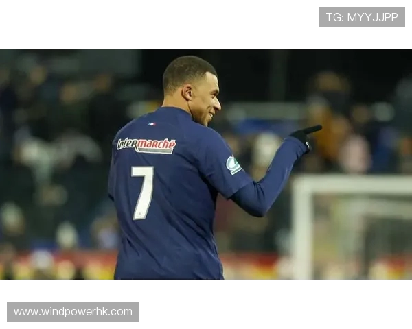 太离谱!姆巴佩1V3强行远射飞上看台 获首发最低分